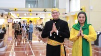 Kegiatan Hari Pelanggan Nasional 2023 Maybank Indonesia kali ini mengusung semangat ‘Journey to Customer Centricity’ atau pengalaman perbankan yang berpusat pada kebutuhan nasabah. Hal ini diwujudkan dalam berbagai kegiatan mulai dari beragam program promosi, seed pencil dan tanaman hias yang tersedia di 59 cabang, hadiah bagi nasabah terpilih, hingga edukasi keuangan.