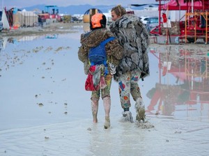 Dunia Hari Ini: Festival Burning Man Berubah Jadi Bencana Banjir Lumpur