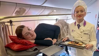 Inilah Rumaysa Gelgi, wanita tertinggi di dunia, saat bepergian menggunakan pesawat. Foto: Buzzfeed