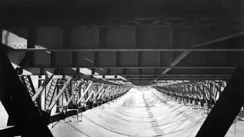 Jaring pengaman yang dipasang di bawah Jembatan Golden Gate selama pembangunannya pada tahun 1930-an. Jaring tersebut menyelamatkan 19 orang selama durasi pekerjaan: Foto: Buzzfeed