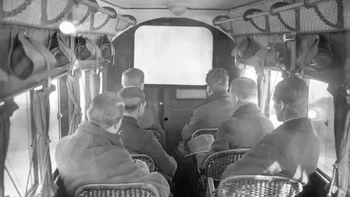 Gambar ini, diambil pada tahun 1925, memperlihatkan para penumpang dalam penerbangan Imperial Airways menonton salah satu film dalam penerbangan pertama yang pernah ada : Foto: Buzzfeed