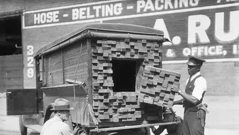 Salah satu cara paling kreatif bagi penyelundup untuk menyembunyikan alkohol selama larangan diberlakukan. Mereka menyembunyikan di dalam truk yang dilapisi kayu, lengkap dengan pintu jebakan kecil Foto: Buzzfeed