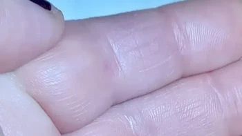 Betapa kecilnya bulu burung kolibri Foto: Buzzfeed