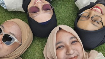 Momen piknik bersama teman-teman pun jadi seru dengan Galaxy Z Flip 5. Foto: Aisyah/detikINET