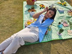 Jepretan Samsung Galaxy Z Flip 5 Dipakai Buat Piknik