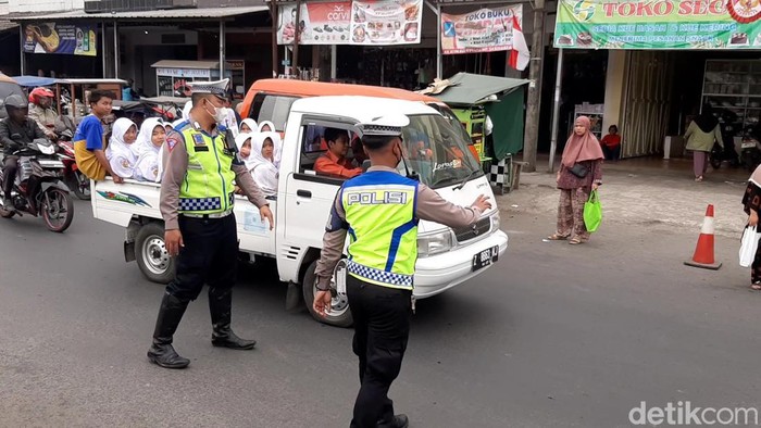 Foto pelanggar lalu lintas dihentikan polisi di Jalan Raya Singaparna Kabupaten Tasikmalaya Selasa (5/9/23).