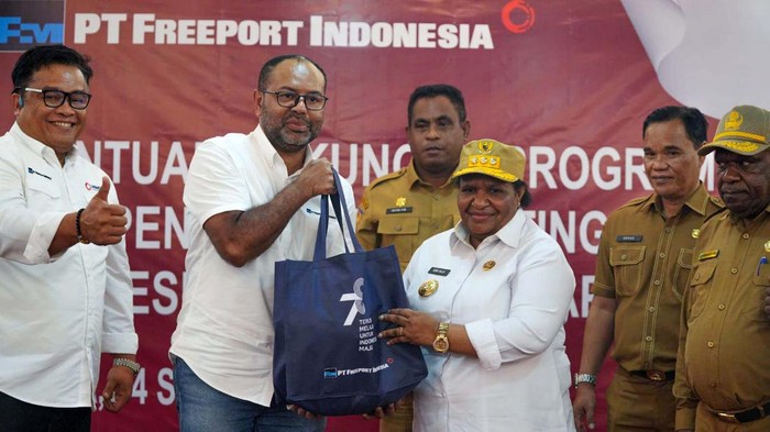 Direktur & EVP Sustainable Development PT Freeport Indonesia (PTFI) Claus Wamafma menyerahkan secara simbolis 3.000 paket bantuan penurunan stunting kepada Pj Gubernur Papua Tengah Ribka Haluk di Hotel Horison Diana, Mimika, Senin (4/9/2023).