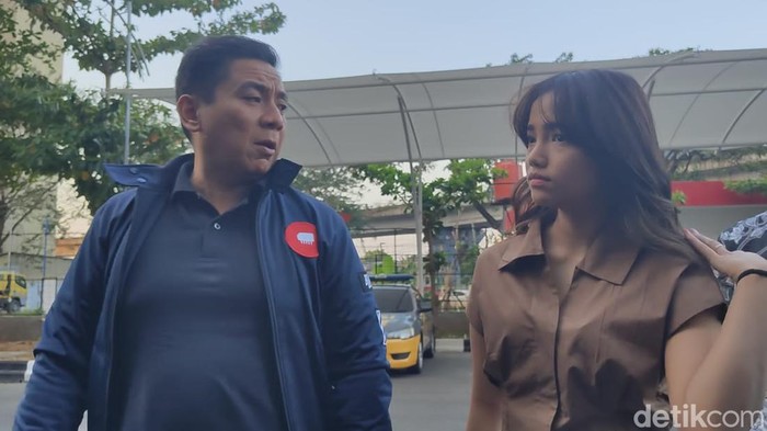 Fuji dan Kuasa hukumnya Sandy Arifin