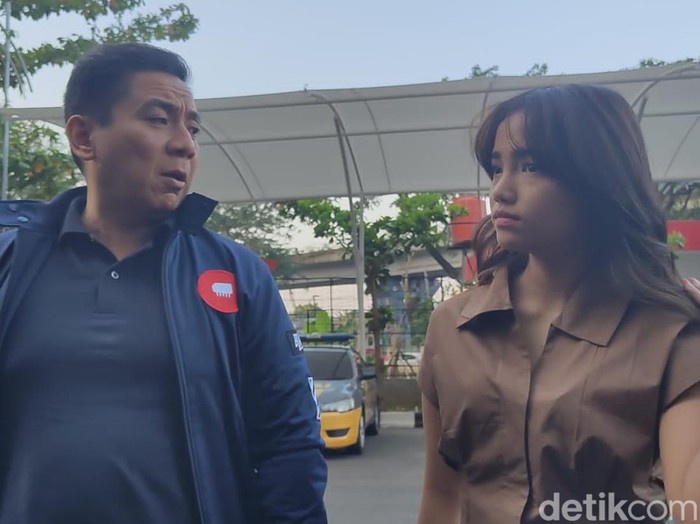 Fuji dan Kuasa hukumnya Sandy Arifin