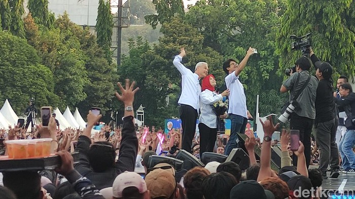 Ganjar beserta istri dan anaknya saat di panggung acara pamitan bertajuk Terimakasih Jawa Tengah di halaman kantor Gubernur Jateng, Semarang, Selasa (5/9/2023).
