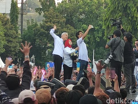 Ganjar beserta istri dan anaknya saat di panggung acara pamitan bertajuk 'Terimakasih Jawa Tengah' di halaman kantor Gubernur Jateng, Semarang, Selasa (5/9/2023).