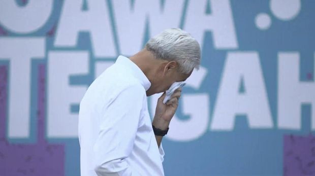 Ganjar Pranowo mengusap air mata di acara pamitan bertajuk 'Terimakasih Jawa Tengah' di halaman kantor Gubernur Jateng, Semarang, Selasa 95/9/2023).