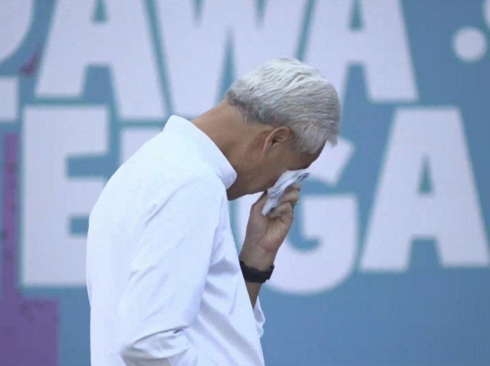 Ganjar Pranowo mengusap air mata di acara pamitan bertajuk Terimakasih Jawa Tengah di halaman kantor Gubernur Jateng, Semarang, Selasa 95/9/2023).