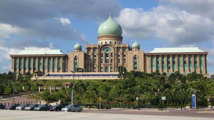 Istana negara merupakan istilah yang merujuk pada bangunan atau kompleks bangunan yang digunakan sebagai tempat kediaman resmi atau pusat pemerintahan bagi kepala negara atau pemerintah. Setiap negara memiliki istana negara sendiri dengan nama dan fungsi yang berbeda-beda, tak terkecuali negara-negara di Asia Tenggara atau ASEAN.