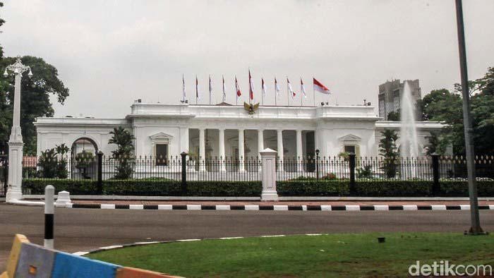 Istana negara merupakan istilah yang merujuk pada bangunan atau kompleks bangunan yang digunakan sebagai tempat kediaman resmi atau pusat pemerintahan bagi kepala negara atau pemerintah. Setiap negara memiliki istana negara sendiri dengan nama dan fungsi yang berbeda-beda, tak terkecuali negara-negara di Asia Tenggara atau ASEAN.