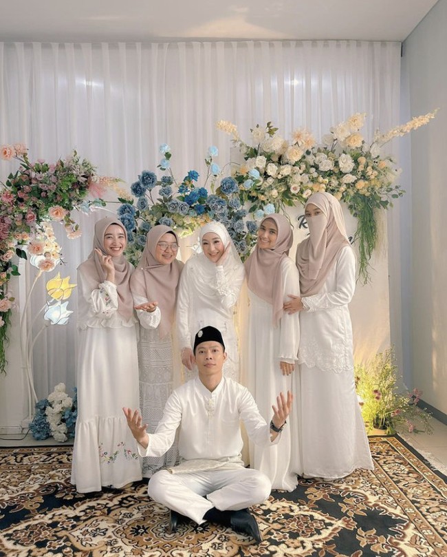 Perempuan berusia 23 tahun ini tampil simpel dengan gamis berwarna putih. Penampilan Nadya juga terlihat anggun saat dirinya menjadi bridesmaid di akad nikah Larissa Chou dengan Ikram Rosadi. Foto: Instagram