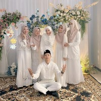 Perempuan berusia 23 tahun ini tampil simpel dengan gamis berwarna putih. Penampilan Nadya juga terlihat anggun saat dirinya menjadi bridesmaid di akad nikah Larissa Chou dengan Ikram Rosadi. Foto: Instagram