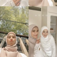 Hijab segi empat warna taupe yang dikenakan Nadya Mustika bergaya syar’i. Aura kecantikannya pun terpancar. Foto: Instagram