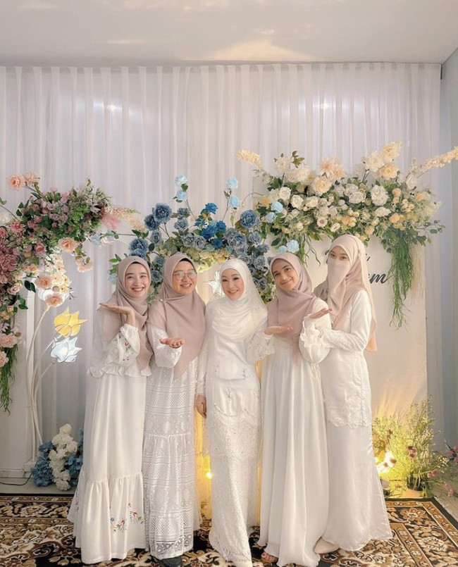 Banyak netizen kemudian mendoakan agar perempuan asal Bandung ini segera menyusul Larissa Chou untuk mendapatkan pasangan hidupnya. “MashaAllah, semoga kak Nadya segera menyusul,” komentar netizen.Foto: Instagram