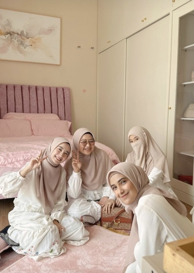 Untuk diketahui sebelumnya, Nadya Mustika dinikahi pedangdut Rizki Syafaruddin pada 2020 dan telah memiliki seorang putra. Pernikahan keduanya pun berakhir pada November 2021, karena tak ada kecocokan dan pengertian satu sama lain. Foto: Instagram