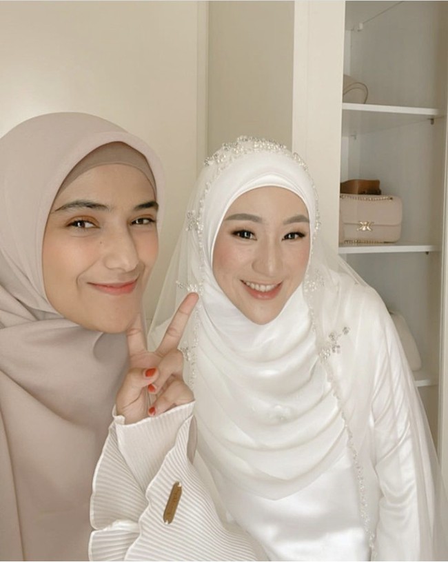 Belum lama ini, Nadya Mustika kembali mencuri atensi di pernikahan sahabatnya, Larissa Chou. Ia pun memesona saat menjadi bridesmaid. Foto: Instagram