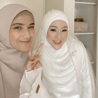 Belum lama ini, Nadya Mustika kembali mencuri atensi di pernikahan sahabatnya, Larissa Chou. Ia pun memesona saat menjadi bridesmaid. Foto: Instagram