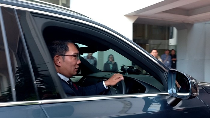 Gubernur Jabar Ridwan Kamil menghadiri pelantikan Pj Gubernur Jabar di Kemengadri, Selasa (5/9/2023). Dia mengatakan menyetir sendiri mobil dari Bandung hingga Jakarta.