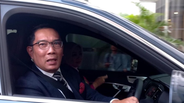 Gubernur Jabar Ridwan Kamil menghadiri pelantikan Pj Gubernur Jabar di Kemengadri, Selasa (5/9/2023). Dia mengetakan menyetir sendiri mobil dari Bandung hingga Jakarta.