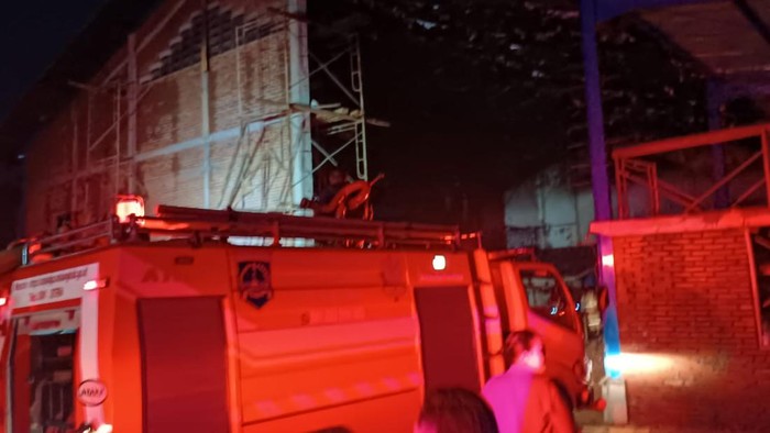 Gudang pabrik rokok di Malang terbakar