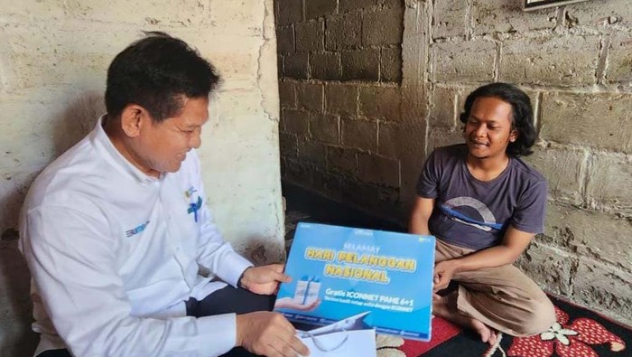 Direktur Utama PLN ICON Plus, Ari Rahmat Indra Cahyadi memperingati Hari Pelanggan Nasional. Mereka menyapa para pelanggan setia pengguna layanan ICONNET.
