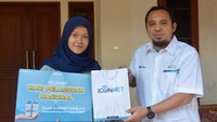 Direktur Utama PLN ICON Plus, Ari Rahmat Indra Cahyadi (kanan) pada momen Hari Pelanggan Nasional 2023, mengunjungi rumah Maya Apriani (kiri), salah satu pelanggan setia pengguna ICONNET sejak 2020 di Kawasan Gandul, Cinere, Depok, Jawa Barat. 