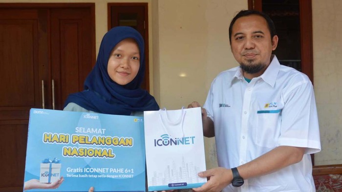 Direktur Utama PLN ICON Plus, Ari Rahmat Indra Cahyadi memperingati Hari Pelanggan Nasional. Mereka menyapa para pelanggan setia pengguna layanan ICONNET.