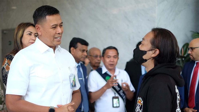 Direktur Utama BPJS Ketenagakerjaan Anggoro Eko Cahyo memberikan pelayanan langsung kepada peserta saat peringatan Hari Pelanggan Nasional 2023 di Kantor Cabang Plaza BPJAMSOSTEK, Jakarta, Senin (4/9).