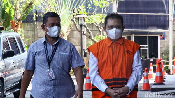 Hasbi Hasan Berompi Tahanan dan Tangan Diborgol
