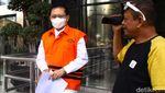 Hasbi Hasan Berompi Tahanan dan Tangan Diborgol