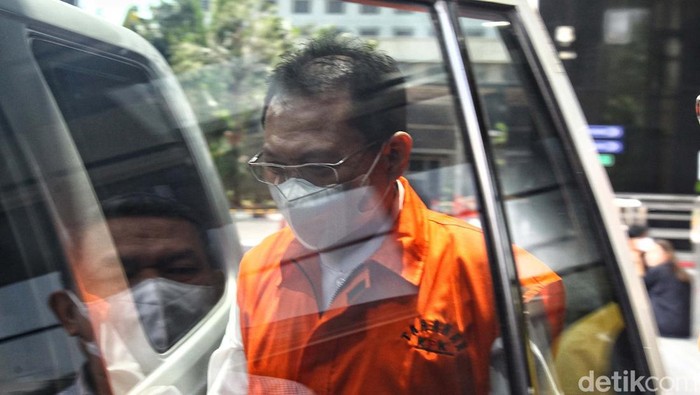 Mantan Sekretaris Mahkamah Agung (MA) Hasbi Hasan kembali menjalani pemeriksaan di gedung KPK. Dia memakai rompi tahanan dengan kedua tangan diborgol.