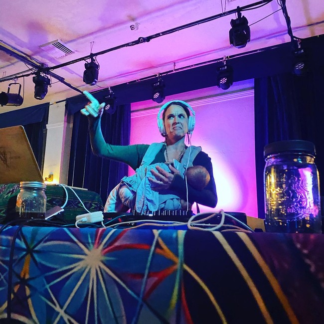 Wanita 24 tahun asal Los Angeles tersebut dikatakan sudah lebih dari 70 kali membawa Naya ke pertunjukkan. Foto: Instagram Heather Christie