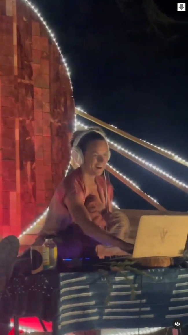 Dalam sebuah penampilan, Heather terlihat harus menaikkan kakinya ke tas meja untuk menjaga keseimbangan karena tangannya sibuk dengan DJ dan anak. Tantangan itu tidak menjadikan penghalang karena mendapat banyak dukungan. Foto: Instagram Heather Christie