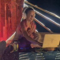 Dalam sebuah penampilan, Heather terlihat harus menaikkan kakinya ke tas meja untuk menjaga keseimbangan karena tangannya sibuk dengan DJ dan anak. Tantangan itu tidak menjadikan penghalang karena mendapat banyak dukungan. Foto: Instagram Heather Christie