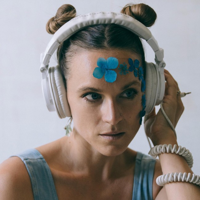 Di zaman ini, wanita mendapat dukungan untuk menjalani profesi selagi menyusui. Seorang ibu bernama Heather Christie pun tak ragu untuk membawa anaknya saat bekerja. Bukan kerja kantoran, profesinya sebagai seorang DJ membuat hal tersebut mengundang perhatian. Foto: Instagram Heather Christie