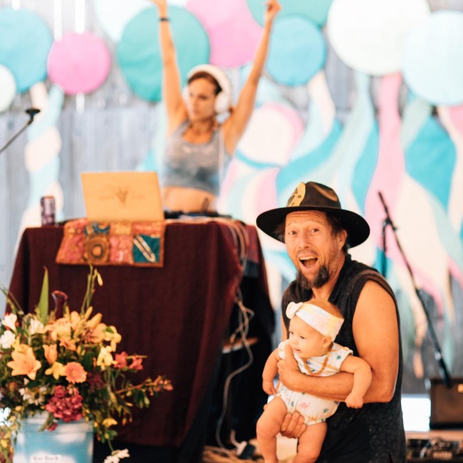 Dalam setiap performanya, Heather tak hanya memainkan lagu tapi juga bernyanyi dan tak jarang berjoget selagi berinteraksi dengan penonton. Ia pun tampak tidak masalah melakukan semuanya sambil menggendong atau menyusui. Begitu juga dengan anaknya yang terlihat tenang bahkan tertidur seolah sudah biasa. Foto: Instagram Heather Christie