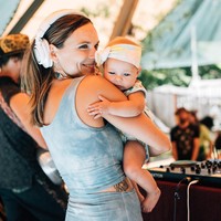 DJ Heather jadi sorotan ketika membawa anaknya bekerja. Dalam video yang menampilkannya manggung di Spirit Weavers Gathering di Oregon, AS, ia tampak menggendong putrinya, Naya, yang masih kecil dengan satu tangan sedangkan tangan yang lainnya memainkan turntable. Foto: Instagram Heather Christie
