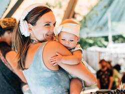 8 Foto DJ yang Viral, Manggung Sambil Gendong dan Susui Bayinya