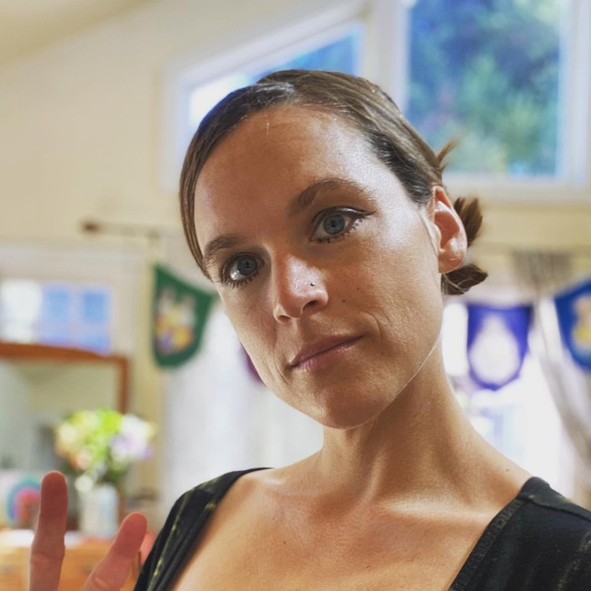 Mendapatkan sambutan dari semua orang membuatku menangis. Sangat sulit menjadi wanita dalam industri musik, apalagi seorang ibu. Aku hanya mencoba melewati setiap momen sebagai ibu baru dan seorang DJ dan mengejar kariernya dan melakukan apa yang aku suka, ujar Heather. Walau ini sebuah hal baru dan anomali, ini tetap membuatku berpikir kita sudah siap menerima para ibu untuk melakukan apa yang kita harus lakukan dan ini sangat berdaya untuk para ibu, jelas sang DJ. Foto: Instagram Heather Christie