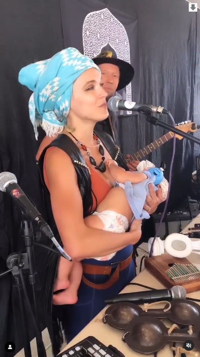 Performanya itu tentu jadi viral dan mengundang kontroversi. Heather sendiri mengaku hanya ingin meniduri anaknya di waktu yang tepat.Aku menyusui di panggung karena itu sudah lewat waktu tidurnya dan satu-satunya cara dia bisa tidur adalah dengan menyusui. Itu hanya caraku mengasuh, dia sering bersentuhan dekat denganku, katanya kepada Caters News Agency.Foto: Instagram Heather Christie