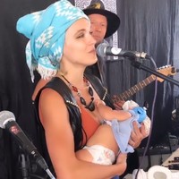 Performanya itu tentu jadi viral dan mengundang kontroversi. Heather sendiri mengaku hanya ingin meniduri anaknya di waktu yang tepat.Aku menyusui di panggung karena itu sudah lewat waktu tidurnya dan satu-satunya cara dia bisa tidur adalah dengan menyusui. Itu hanya caraku mengasuh, dia sering bersentuhan dekat denganku, katanya kepada Caters News Agency.Foto: Instagram Heather Christie