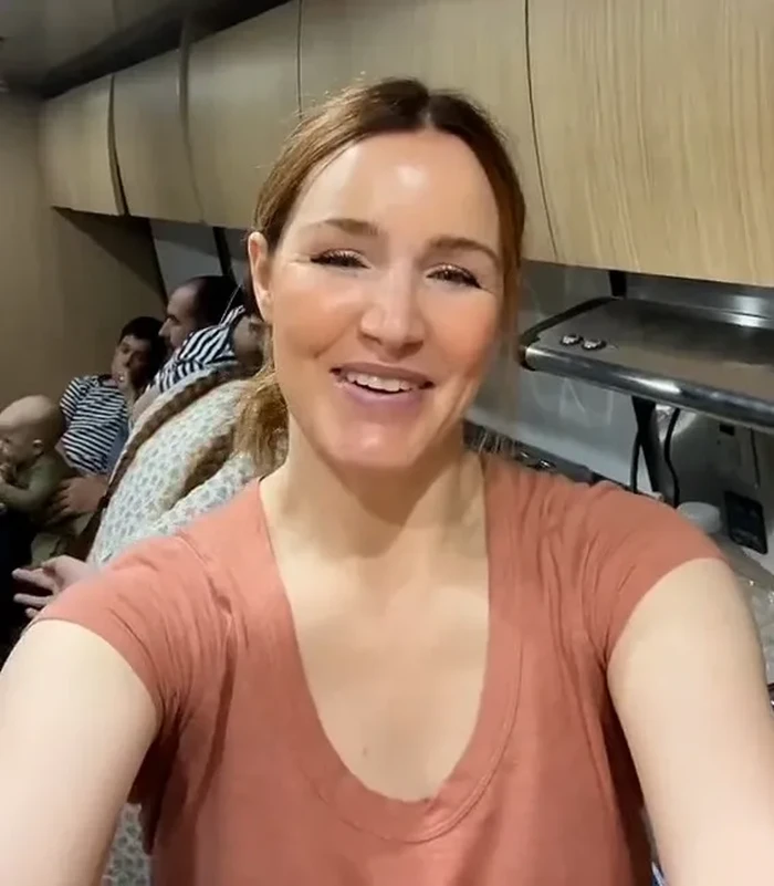 Ibu 10 anak tinggal di mobil caravan