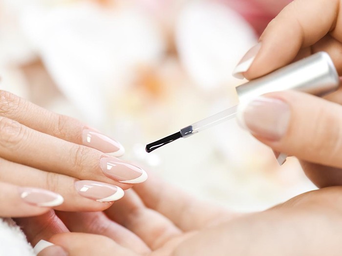 Ibu hamil pakai cat kuku