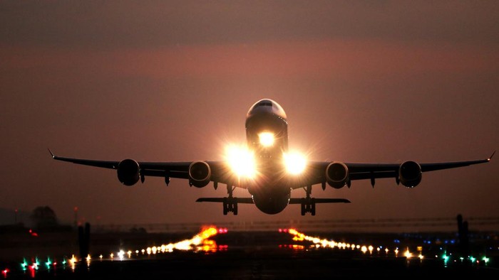 Seluncuran Darurat Pesawat Boeing 767 Terlepas Usai Lepas Landas!