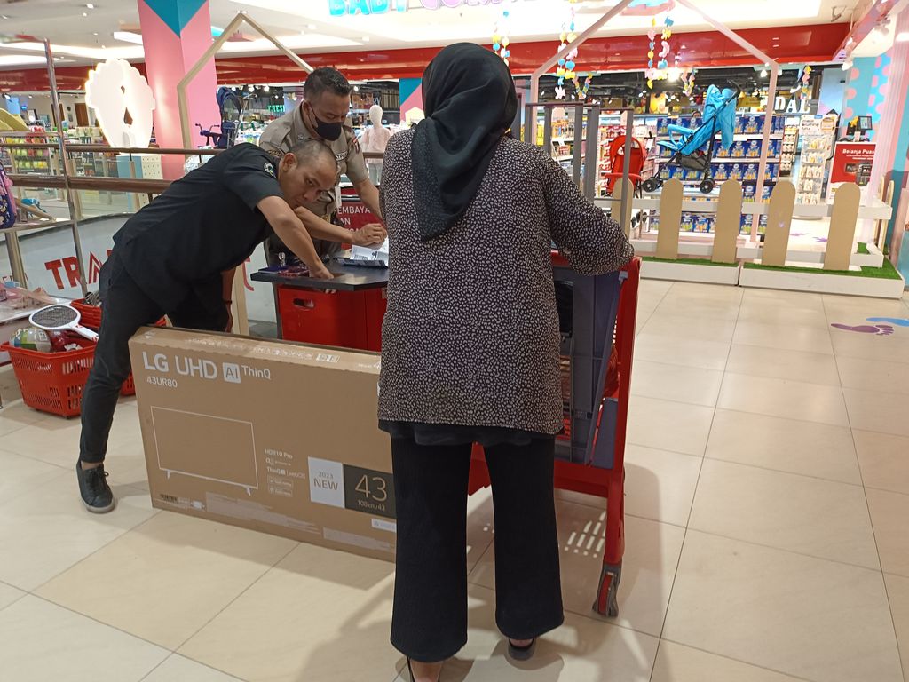 Jelita, pengunjung Transmart Cempaka Putih Jakarta Pusat menjadi salah satu yang tertarik memboyong produk elektronik TV LED merek LG 43